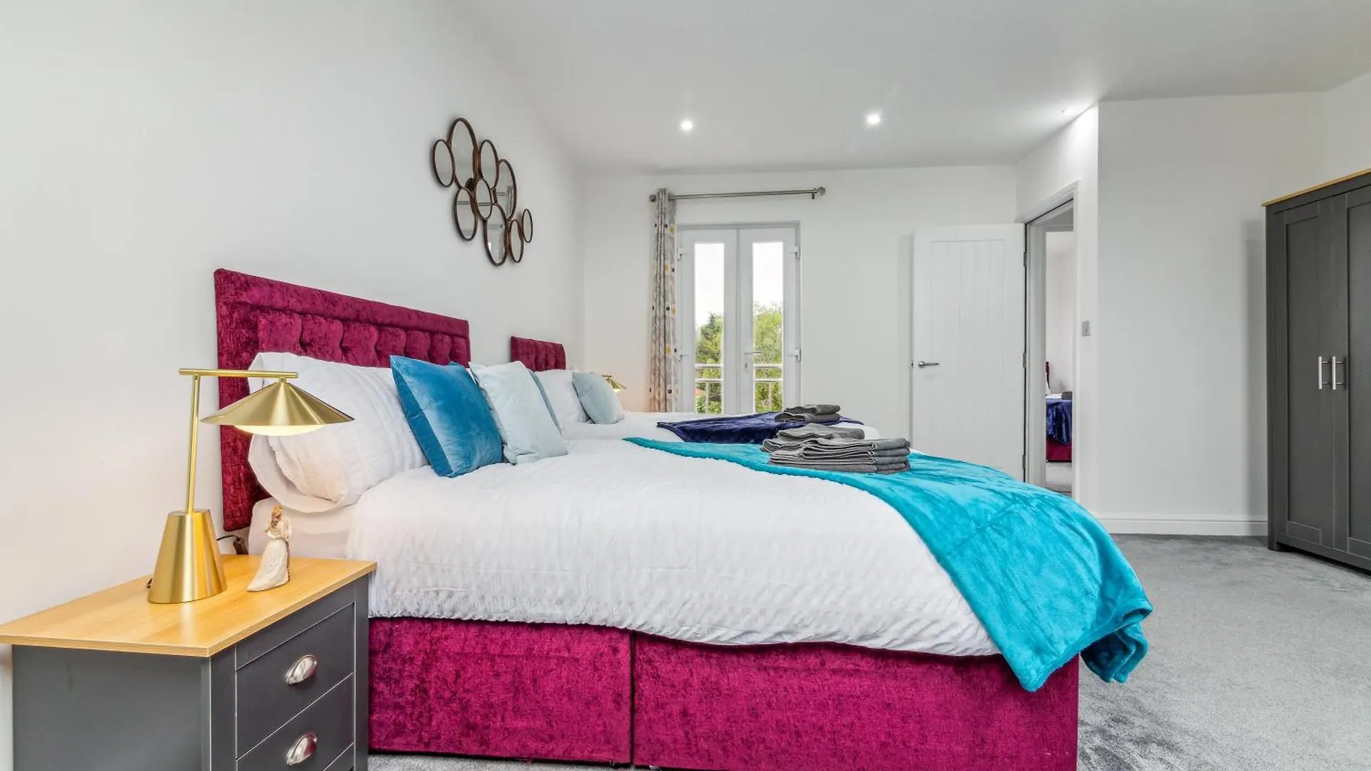 Spacious 3 Bedroom - 2 Full Bath Flat Belvedere Erith South East London Apartment