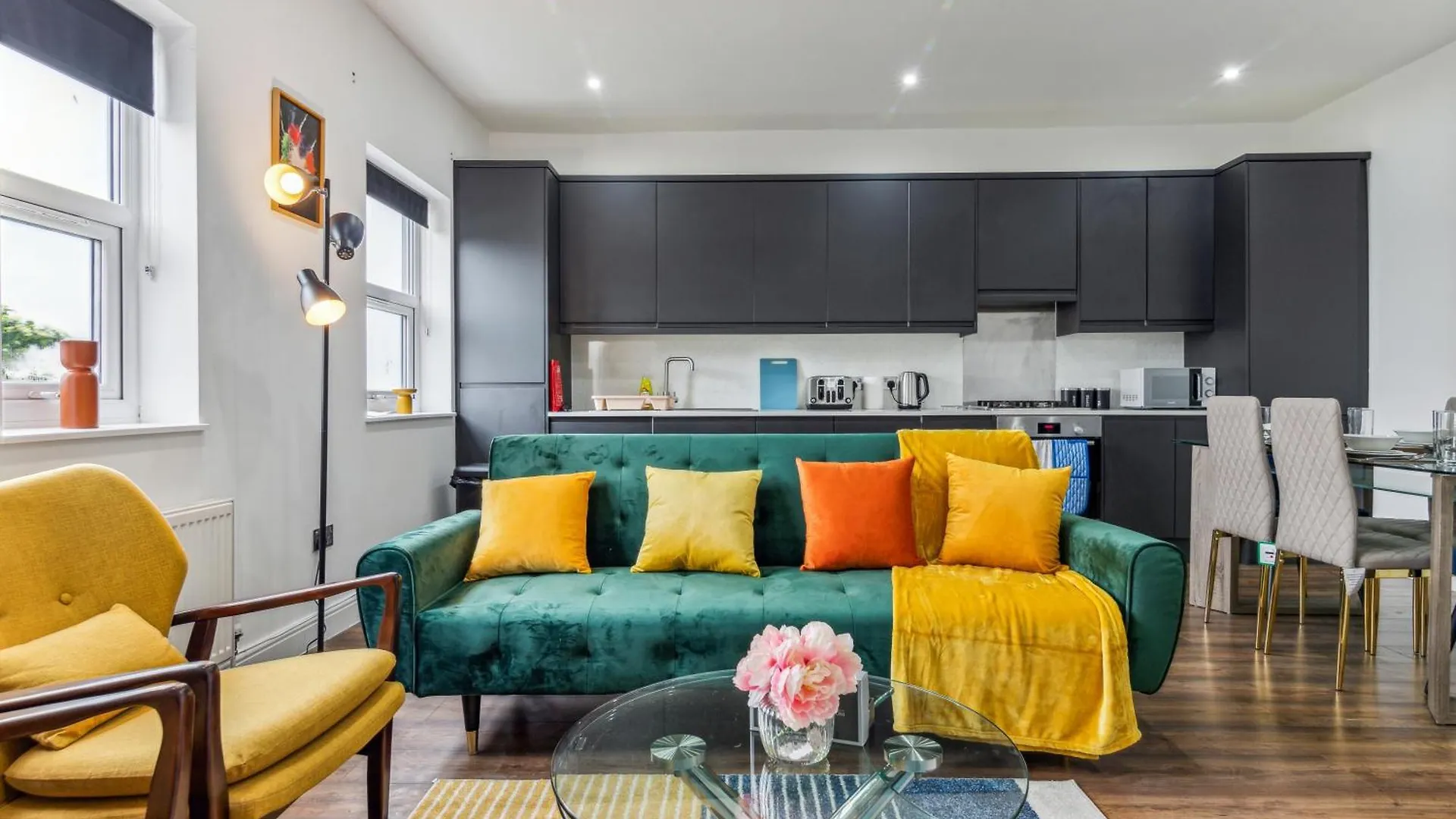 Spacious 3 Bedroom - 2 Full Bath Flat Belvedere Erith South East London Apartment